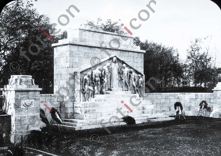 Kriegerdenkmal auf dem Nordfriedhof ; War memorial on the North Cemetery (foticon-simon-340-074-sw.jpg)